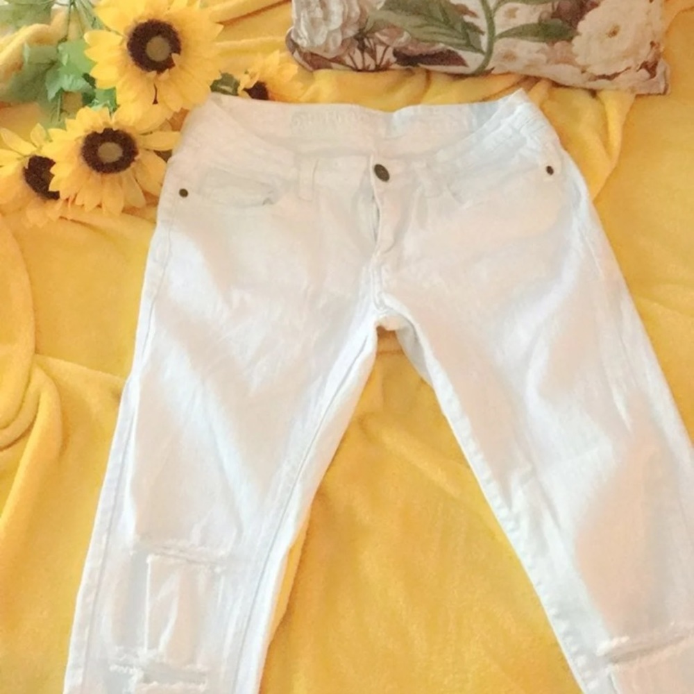 Women’s white ripped skinny jeans !!!